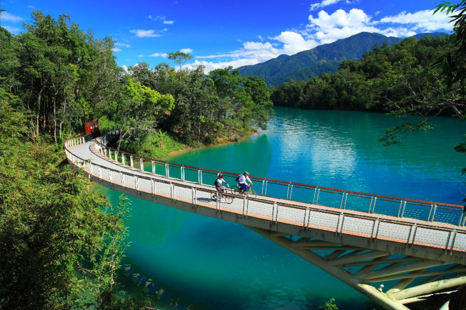 cycling around sun moon lake