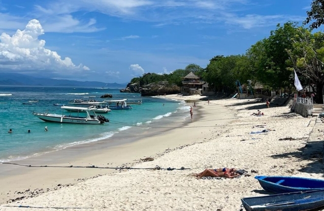 mushroom beach nusa lembongan