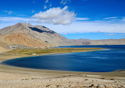 mt everest base camp with namtso lake